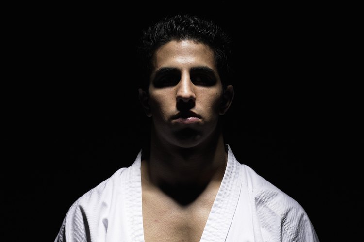 Peleador de artes marciales usando un gi como el que se usa en el jiu jitsu.