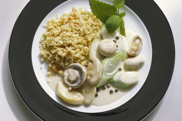 El mijo cocido se complementa bien con vegetales saborizados para hacer un plato liviano.