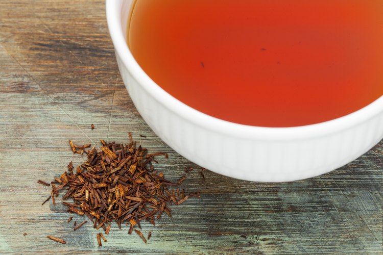 El té de hierbas de arbusto rojo puede poner remedio a los efectos del cólico.