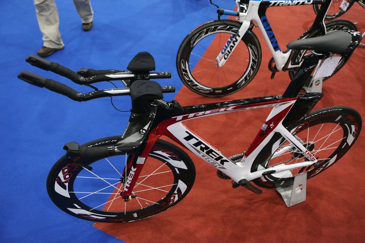 Una bicicleta de contrarreloj con barras de descanso integradas es una de las más rápidas para los sprints.