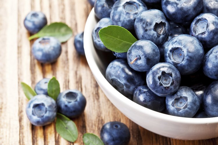 Incorpora a tu dieta frutas ricas en antioxidantes, como los arándanos.