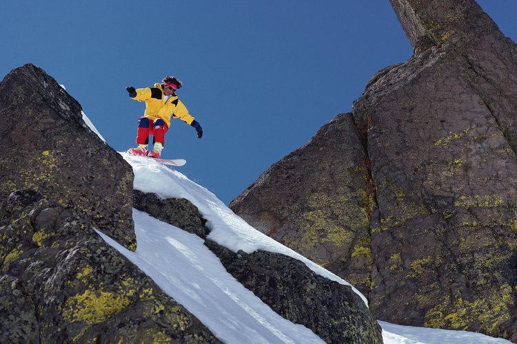 Toparse con rocas y otras superficies duras puede ocasionar agujeros en tu patineta de nieve.
