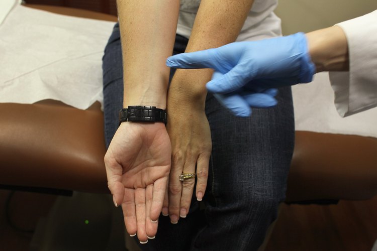 La dermatitis repens aparece en las manos y los pies.