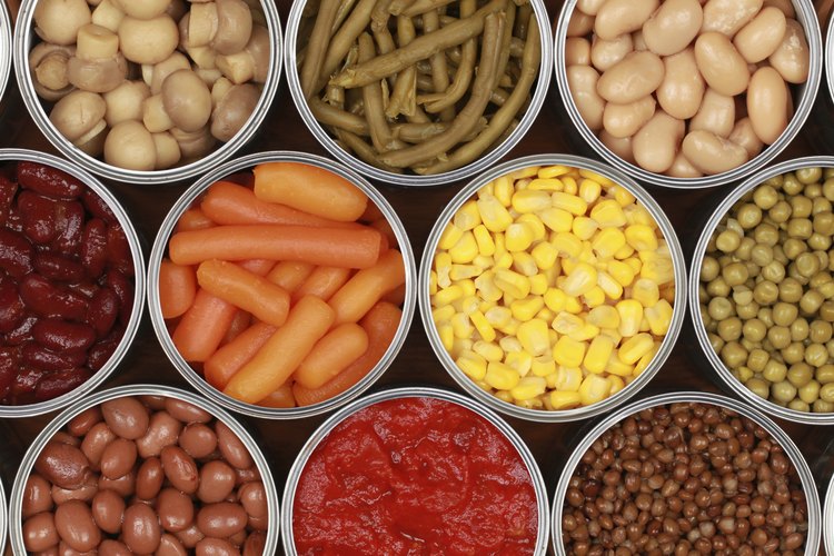 Lee las etiquetas de la comida enlatada, especialmente para verificar el contenido de sal.