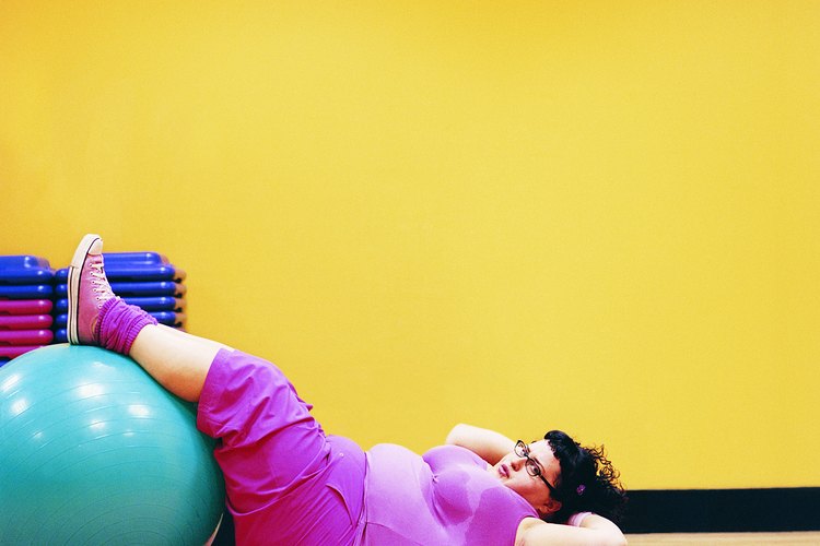 Los abdominales no eliminarán a los rollos en tu sección media.