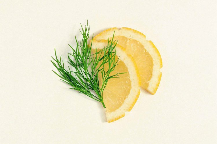 El limón (lemon) y eneldo (dill), un clásico combo para saborizar el pescado, funciona bien en la merluza a la plancha.