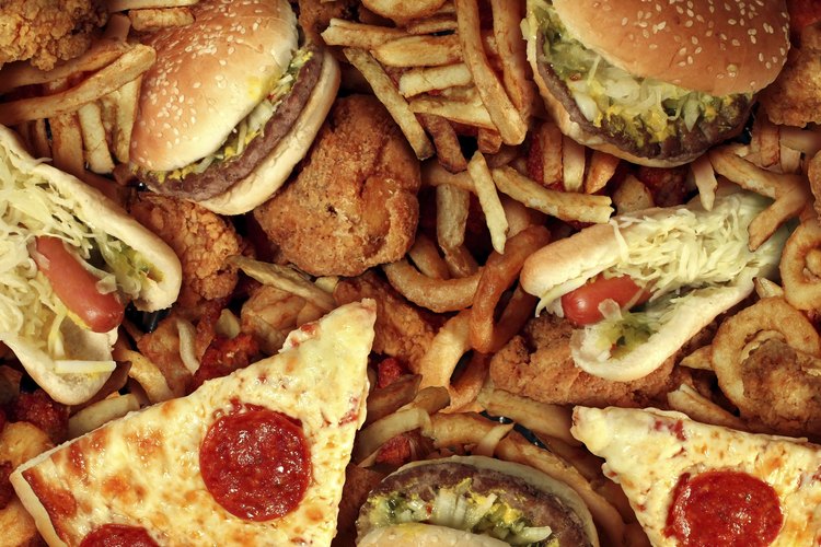 La comida chatarra es uno de los primeros alimentos de debes eliminar.