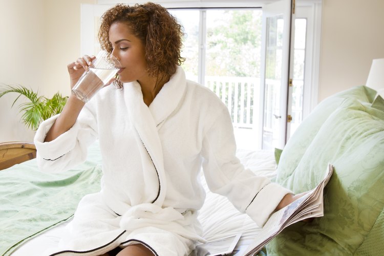Tómate de cinco a seis minutos solamente para beber cada vaso de agua.