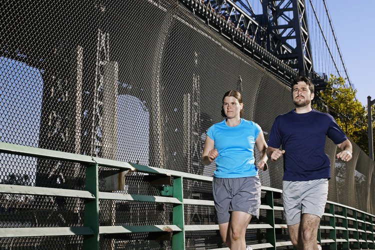 El ejercicio eleva tu metabolismo, haciéndote más fácil el mantener un peso saludable.