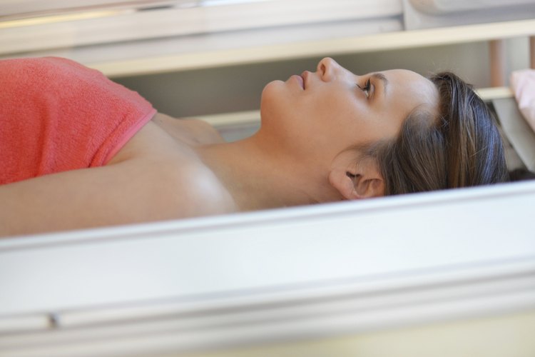 Usar una cama de bronceado es más peligroso que broncearse con el sol.