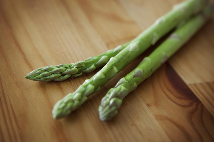 Los vegetales verdes tienen vitamina K.