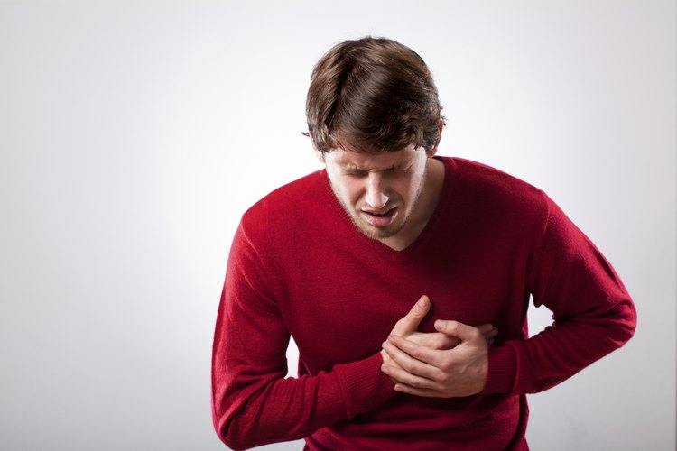El dolor en el pecho puede ocurrir si tienes problemas con otras partes del cuerpo, incluyendo tu columna, los músculos traseros y los nervios asociados.