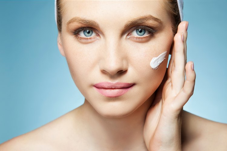 Busca una buena crema blanqueadora para la piel.