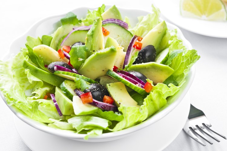 Las ensaladas son buenos refrigerios en la dieta Atkins.