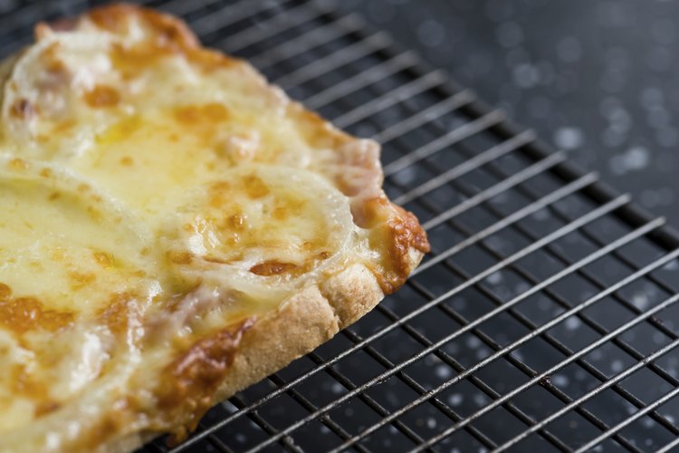 Queso y pan de grano entero son meriendas al acostarse comunes para los diabéticos.