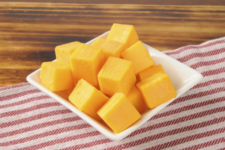 Los aperitivos aprobados por Atkins como los cubos de queso son esenciales.