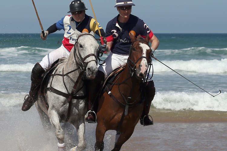 Los jugadores de polo Andy Burgess y Major Ben Marshal practican para un partido de polo en las playas inglesas.