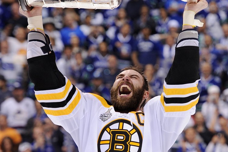 Zdeno Chara el defensa de Boston de 6 pies 9 pulgadas usa su tamaño para dominar.