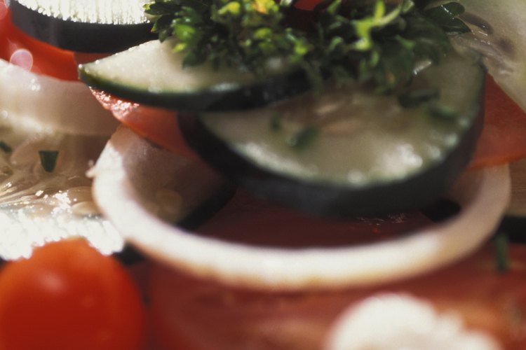 Las ensaladas griegas e italianas de pepino y tomate entre otras, apoyan la pérdida de peso saludable.
