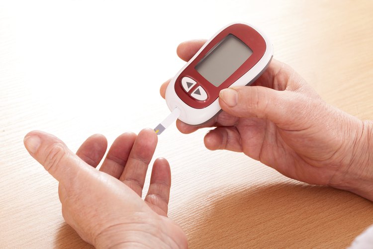 El análisis de glucosa en sangre mide la cantidad de un azúcar.