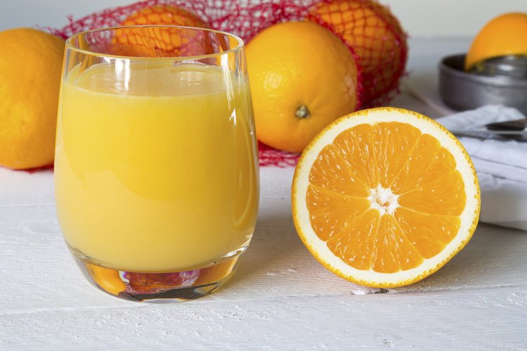 Vaso con jugo de naranja.