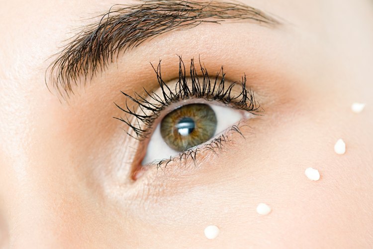 Usa crema para contorno de ojos noche por medio para generar tolerancia.