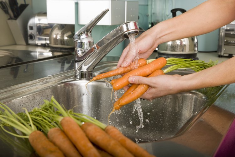Pelar las zanahorias antes de hacer el jugo puede ayudar a reducir la exposición a plaguicidas.