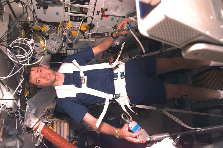 Este astronauta está experimentando con una cinta de correr vibratoria.
