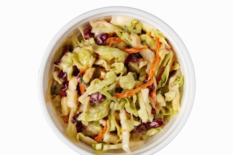 Incluso un acompañamiento pequeño de ensalada de col es alto en calorías.