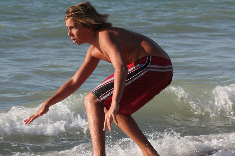 Skimboards se utilizan para surfear olas y a través de la arena en aguas poco profundas.