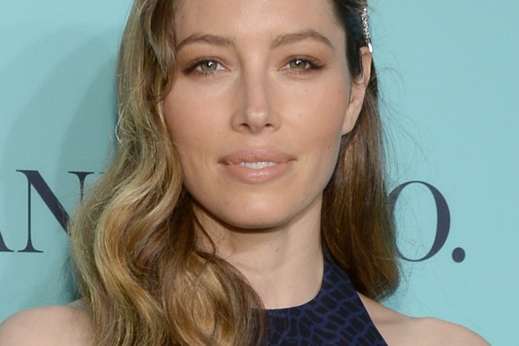 Jessica Biel equilibra sus fuerte hombros con un cuello halter en Tifffany & Co. Blue Book Ball en Nueva York.