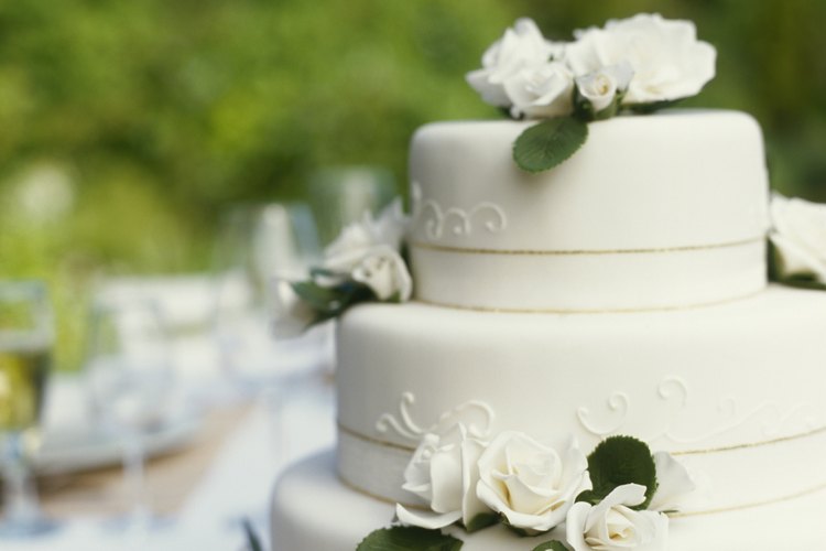 Los jamaiquinos le aplican glaseado y decoran el pastel para las tortas de boda tradicionales.