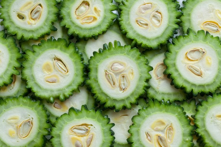 El melón amargo actúa para disminuir los niveles de glucosa en la sangre.