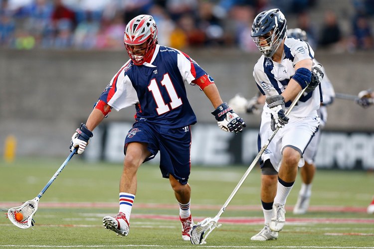 Matt Smalley (izquierda), de los Boston Cannons, recoge una pelota rasa.