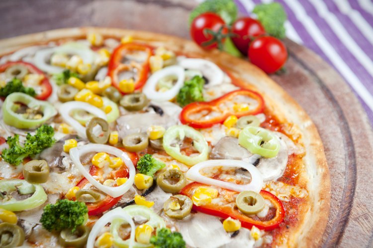 Añade vegetales a la pizza para aumentar su contenido nutricional.