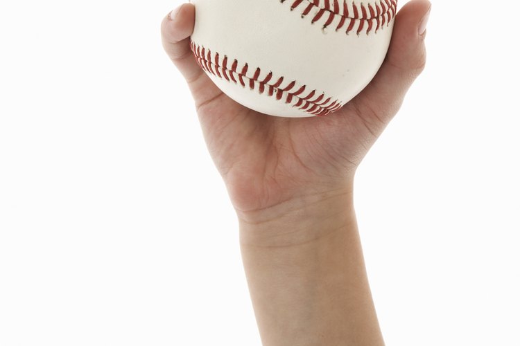 La pelota de softball es más grande que la de béisbol.