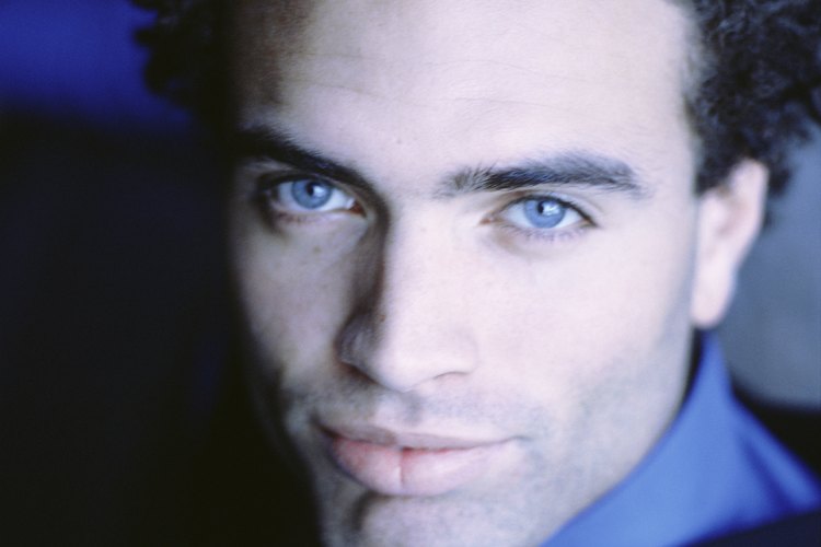 Es natural que una camisa azul resalte la belleza de tus ojos azules.