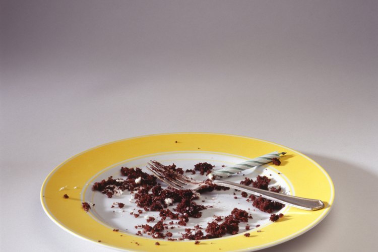 Para algunos, el pastel red velvet (terciopelo rojo) puede contener algo de misterio ya que este delicioso pastel con sabor a chocolate presenta un tono rojo que puede ser brillante u oscuro.