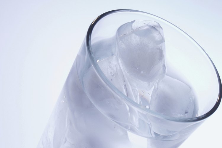Bebe tragos de Svedka o porciones pequeñas para limitar tu consumo de calorías.