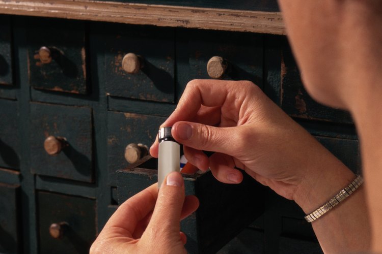 La medicina homeopática para tratar la gota no se debe confundir con los remedios a base de hierbas que se usan con el mismo fin.
