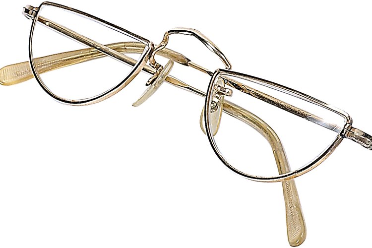 Los lentes de lectura sin prescripción son similares a los recetados por un médico, pero los cristales tienen algunas diferencias.