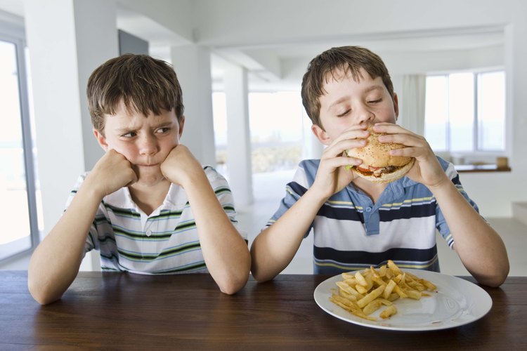 Puede ser un verdadero reto alimentar a un niño vegetariano.