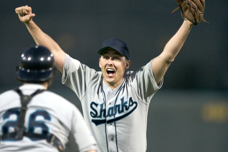 El entrenador de primera base en el béisbol juega un papel vital para garantizar el éxito de los corredores.
