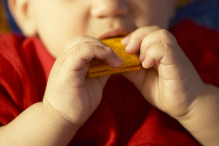 Deja que tu niño coma con los dedos cuando aprenda a comer solo.
