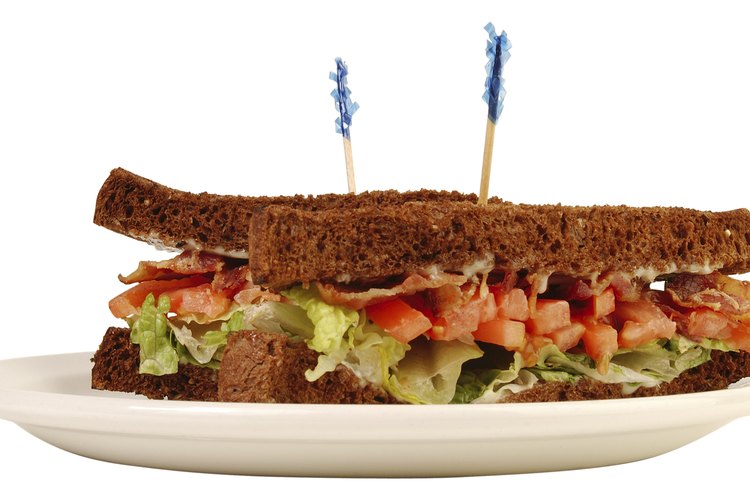Agrega germinado de trébol a tu sándwich.