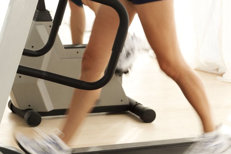 Quema calorías en la caminadora para mostrar músculos tonificados.