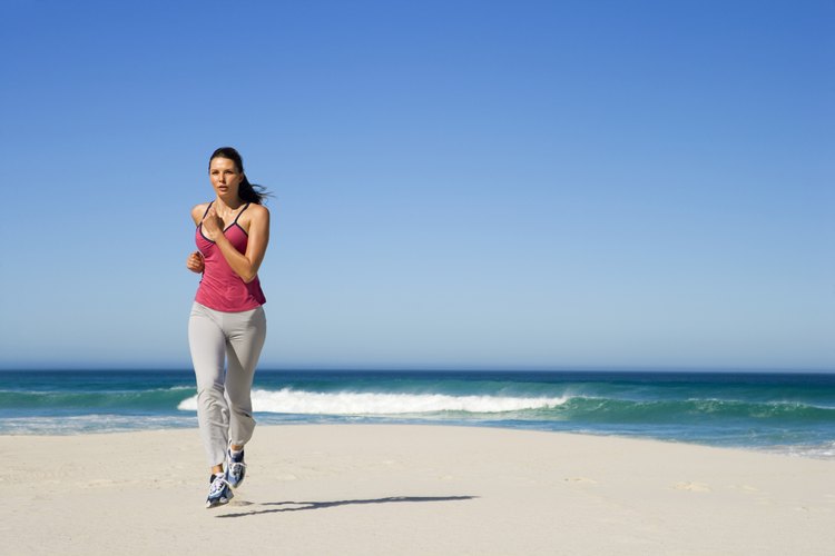 Correr sobre la arena es una forma de minimizar el impacto que reciben las rodillas.