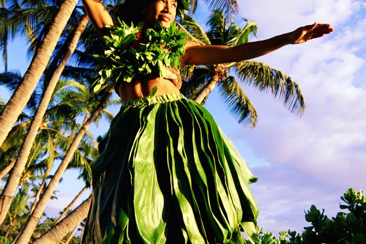 Las mujeres hula a menudo usan materiales de plantas en sus vestuarios.
