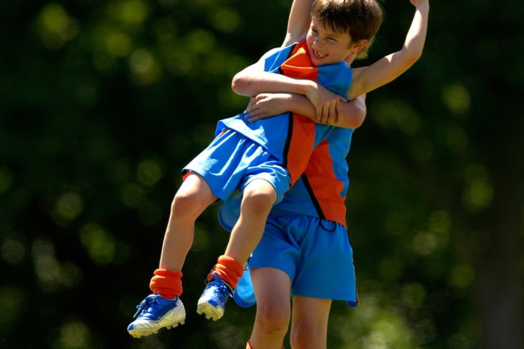 Los niños pueden desarrollar su fuerza con actividades divertidas.