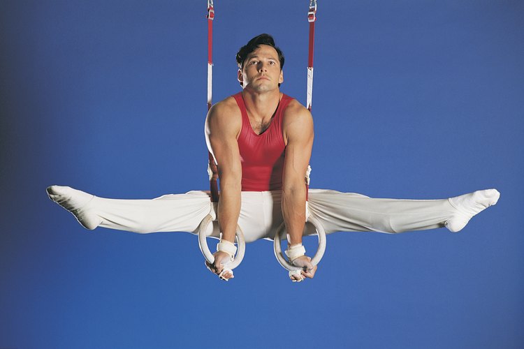 Los anillos de gimnasia anillos ayudan a construir una potente parte superior del cuerpo.